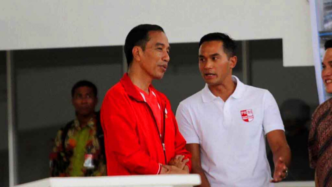 Presiden Jokowi didampingi Ketua Umum PRSI, Anindya Novyan Bakrie saat resmikan Aquatik.