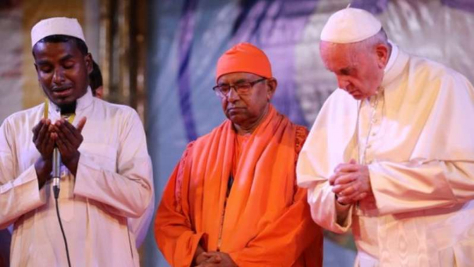 Paus Fransiskus ikut berdoa yang dipimpin oleh seorang Muslim Rohingya.