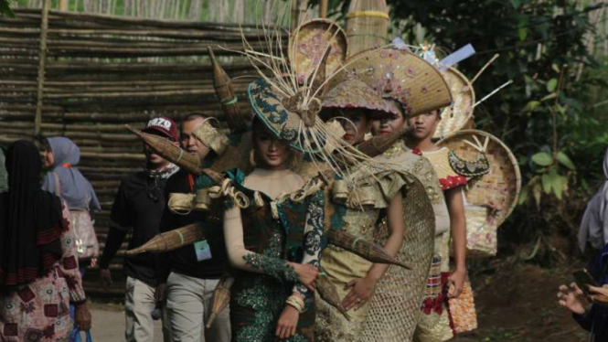 Festival bambu dalam Payakumbuh Festival Botuang di Kabupaten Payakumbuh, Sumatera Barat.