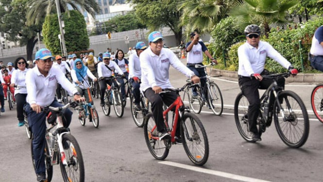 Gubernur DKI Jakarta Anies Baswedan (tengah)