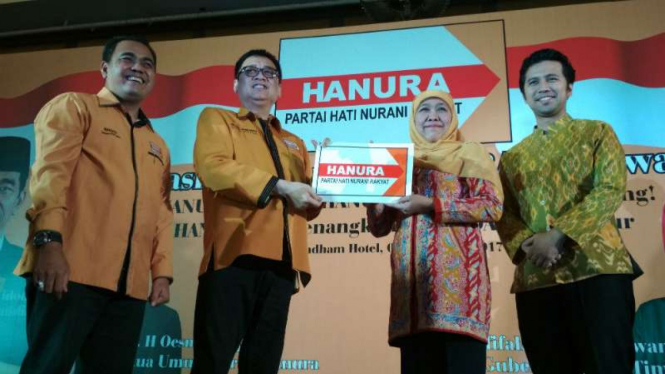 Khofifah Indar Parawansa-Emil Dardak menerima surat keputusan dukungan Pilgub Jatim dari pengurus Partai Hanura di Hotel Whyndam Surabaya, Jawa Timur, pada Minggu, 3 Desember 2017.