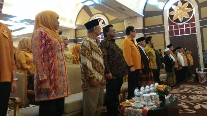 Ketua Umum Partai Hanura, Oesman Sapta Odang (batik cokelat tua), saat acara penyerahan surat keputusan Pilgub Jatim ke Khofifah-Emil di Surabaya, Jawa Timur, pada Minggu 3 Desember 2017.