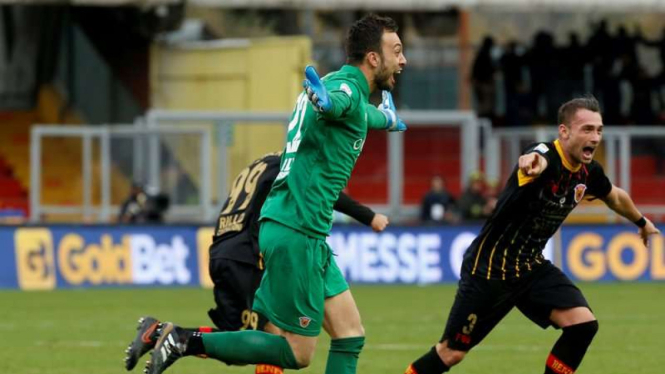 Selebrasi gol kiper Benevento ke gawang AC Milan, Alberto Brignoli