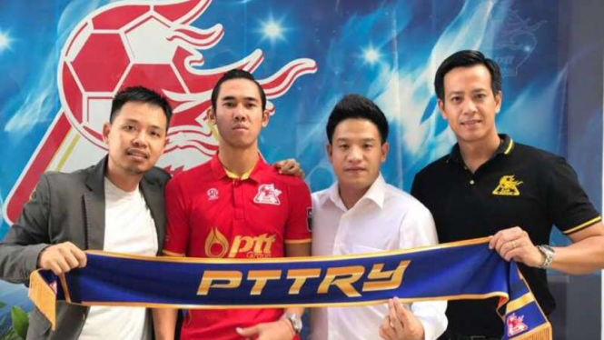 Ryuji Utomo diperkenalkan oleh manajemen PTT Rayong