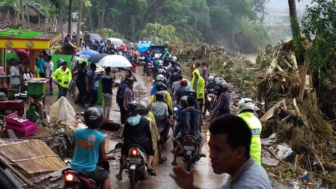 Satu kawasan porak-poranda setelah diterjang angin kencang dan banjir di Kabupaten Bantul, Daerah Istimewa Yogyakarta.
