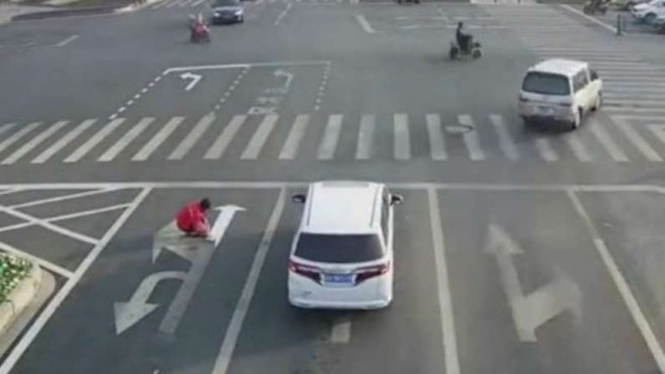 Chai, pria China ini melukis arah jalan sendiri.