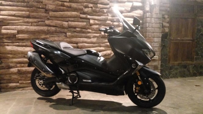 Yamaha TMax DX.