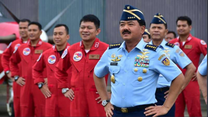 KSAU Marsekal hadi Tjahjanto bersama tim penerbang Jupiter di acara Sail Sabang Aceh 2017/TNI AU.