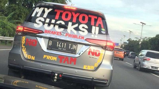 Toyota Fortuner penuh dengan stiker umpatan.