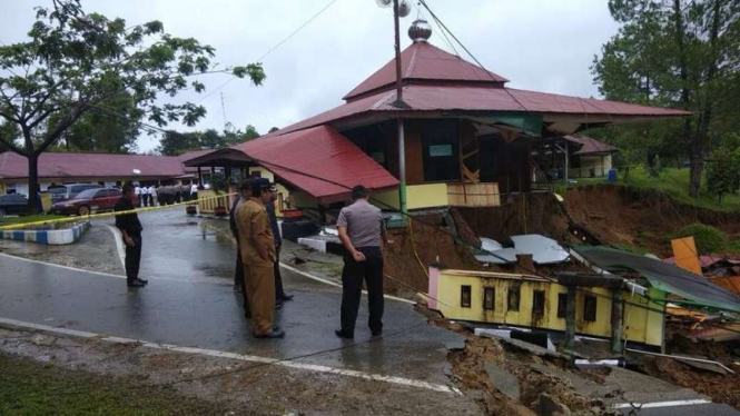  Bencana longsor yang menimpa Markas Polres Arosuka Kabupaten Solok Sumatera Barat, Senin (4/12/2017)