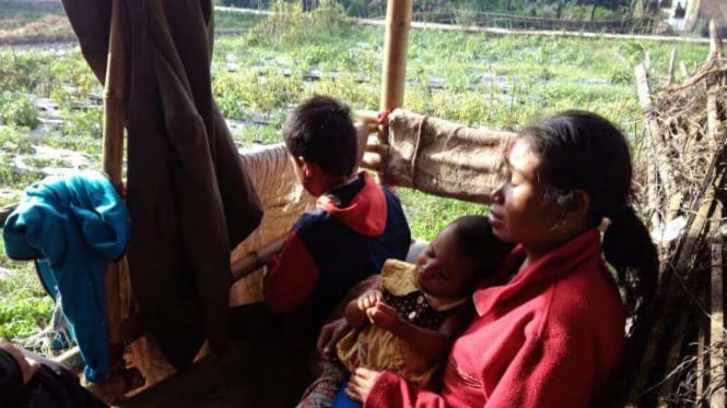 Keluarga miskin bocah Fadil dan ibu serta anaknya yang tinggal di sebuah gubuk di Kabupaten Garut, Jawa Barat.