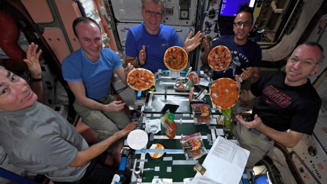 Astronaut membuat pizza.