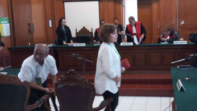 Mantan Direktur Utama PT Pelindo III, Djarwo Surjanto, dan istrinya usai divonis bebas di Pengadilan Negeri Surabaya, Jawa Timur, pada Senin, 4 Desember 2017.