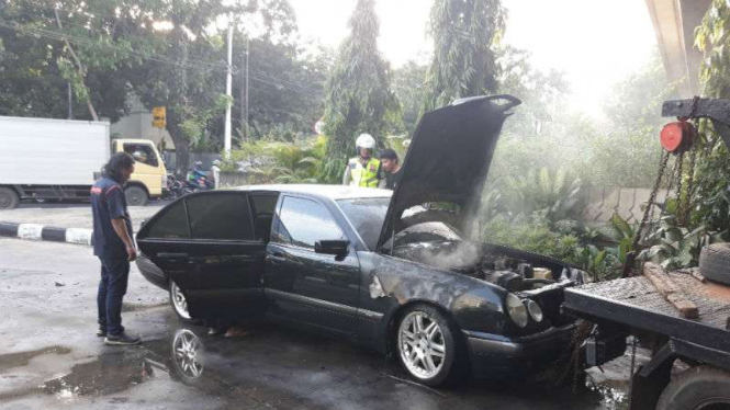 Mobil terbakar di dekat Wali Kota Jakarta Selatan