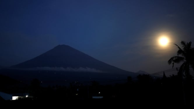 Panorama Gunung Agung dengan kehadiran bulan purnama penuh baru-baru ini.