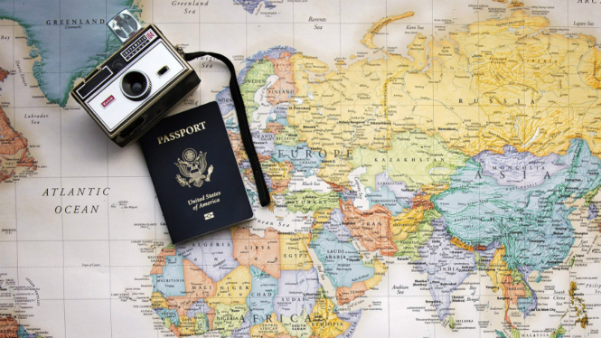 Ilustrasi travelling dan paspor.