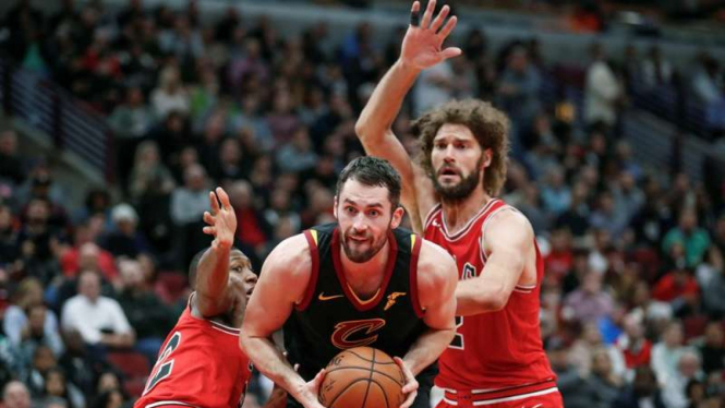 Bintang Cleveland Cavaliers, Kevin Love (tengah)