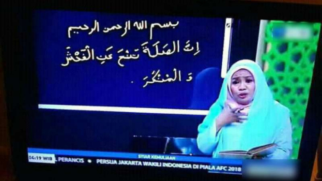 Foto tangkapan layar televisi tentang seorang penceramah wanita bernama Nani Handayani yang keliru fatal menuliskan ayat Alquran dan kemudian heboh di media sosial.