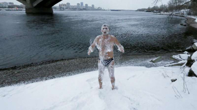 Pria komunitas Cryophile usai berenang di sungai saat musim salju