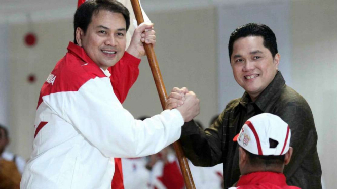 Ketua Bidang Pemenangan Pemilu Sumatera III DPP Golkar Aziz Syamsudin (kiri)
