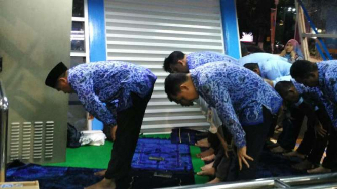 Jemaah salat di musala halte TransJakarta