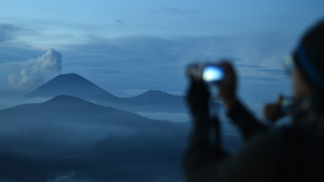 Ilustrasi negeri di atas awan.