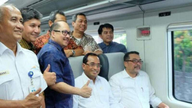 Menteri Perhubungan Budi Karya Sumadi saat naik kereta ke bandara.