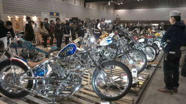 Kompetisi motor custom.