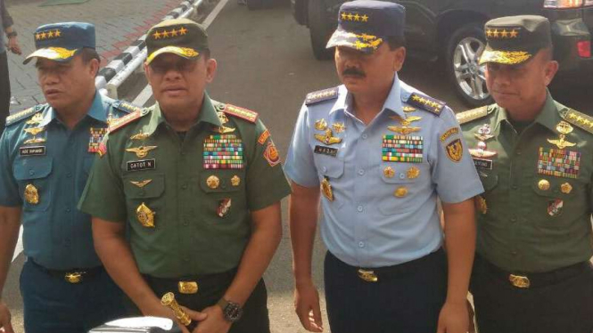 Jenderal Gatot Nurmantyo mengantar Marsekal Hadi Tjahjanto ke DPR