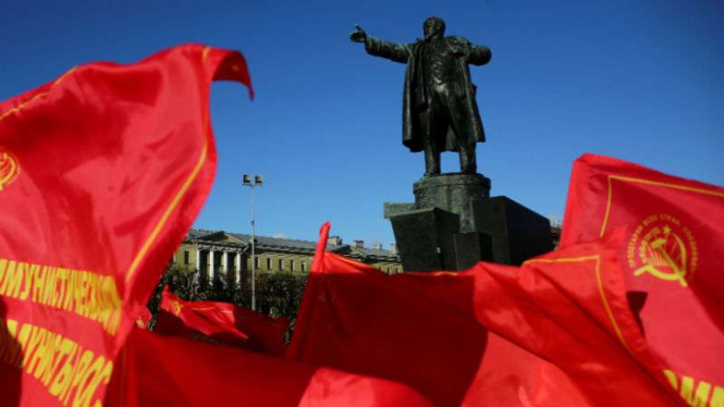 Perayaan di Monumen Nasional Soviet di Kota St Petersburg, Rusia.