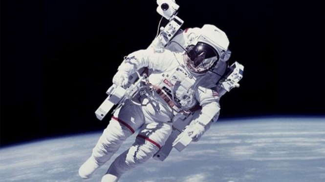 Ilustrasi baju astronot.