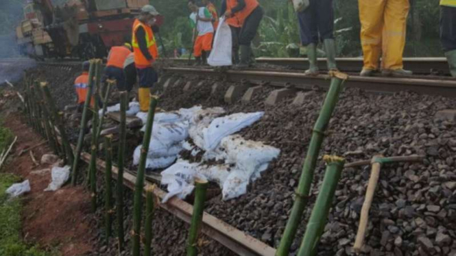 Jalur kereta api di Garut Jawa Barat yang ambles akibat tergerus longsor, Kamis, 7 Desember 2017.