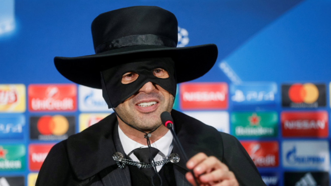 Pelatih Shakhtar Donetsk, Paulo Fonseca, menggunakan kostum Zorro