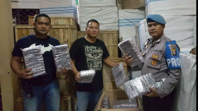  Anggota Polres Kotawaringin Timur, Kalimantan Tengah, menunjukkan barang bukti temuan Pil Zenith Carnophen yang masuk ke Pelabuhan Sampit, Kamis (7/12/2017)