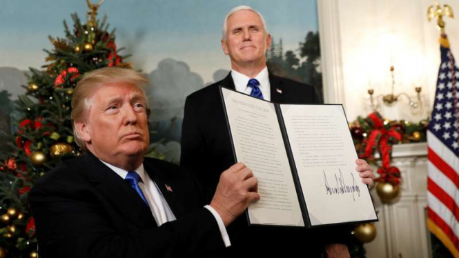 Donald Trump menunjukkan dukungannya untuk Yerusalem sebagai ibu kota Israel di Gedung Putih Washington, Rabu (6/12/2017)