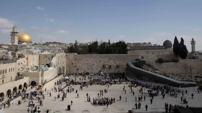 Kota suci Yerusalem, di kejauhan adalah kubah masjid Al Aqsa.