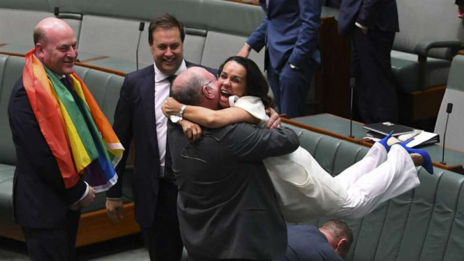 Politikus Australia yang bersorak setelah UU Pernikahan Sesama Jenis lolos