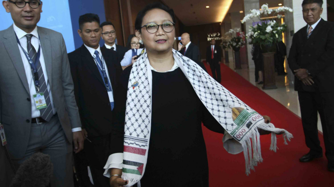 Menteri luar negeri Retno LP Marsudi Kenakan Syal Palestina