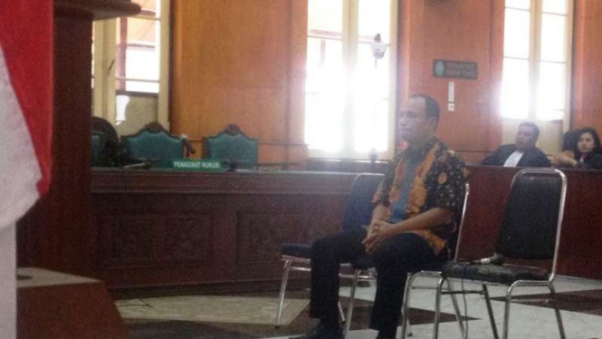 Terdakwa Syaiful Azhar (kemeja batik) saat menjalani sidang di PN Medan