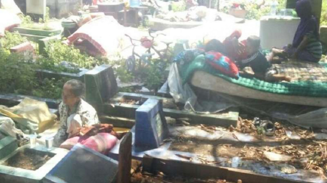 Korban penggusuran Palem Semi tidur di kuburan.