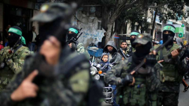 Militan Hamas melakukan pawai di Jalur Gaza peringatan HUT Hamas 30 tahun