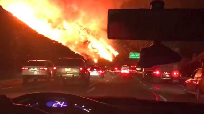 1.400 Mobil terbakar saat pergantian malam tahun baru 2018 di Liverpool, Inggris. Foto: kebakaran di Los Angeles, Amerika Serikat.