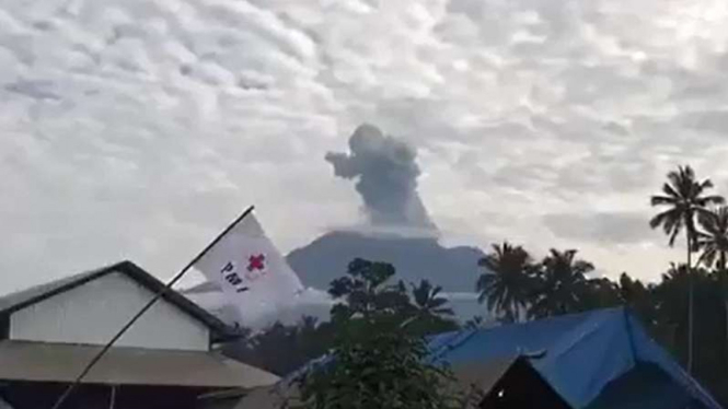 Penampakan detik-detik Gunung Agung meletus.