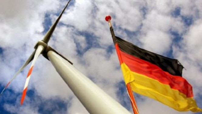 Kincir angin dan bendera Jerman.