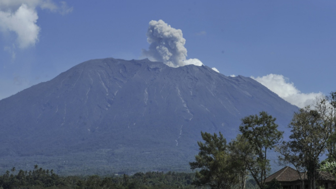 Gunung Agung Masih Keluarkan Asap Bercampur Abu Vulkanik