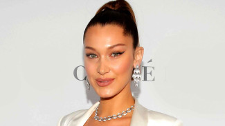 Bella Hadid Tampil Polos di Vogue Italia