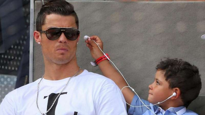 Cristiano Ronaldo dan anaknya.