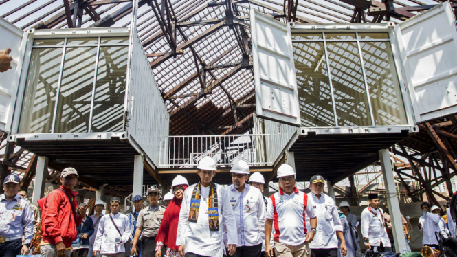 Wakil Gubernur DKI Jakarta Sandiaga Uno (tengah) bersama jajarannya meninjau pembangunan renovasi gedung eks Pasar Pelelangan Ikan di Penjaringan, Jakarta, Jumat (8/12).