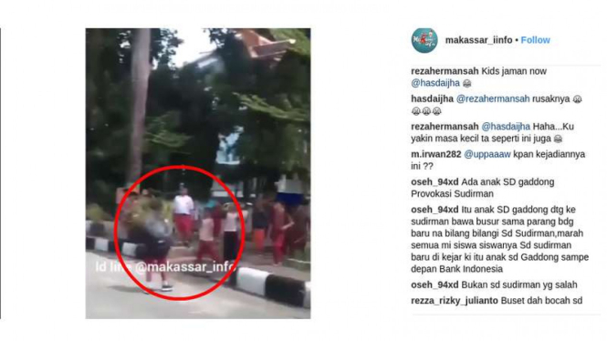 Aksi tawuran sejumlah siswa Sekolah Dasar di Kota Makassar yang direkam kamera warga yang sedang melintas, Kamis (7/12/2017)