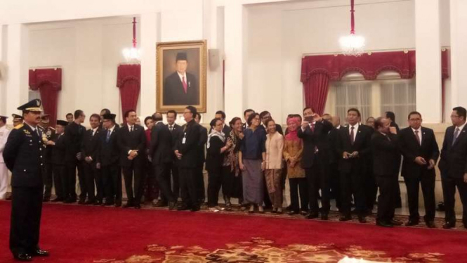 Menko Bidang Kemaritiman Luhut Binsar Pandjaitan berfoto bersama sejumlah menteri di Istana Negara sebelum pelantikan Panglima TNI Jenderal Hadi Tjahjanto.